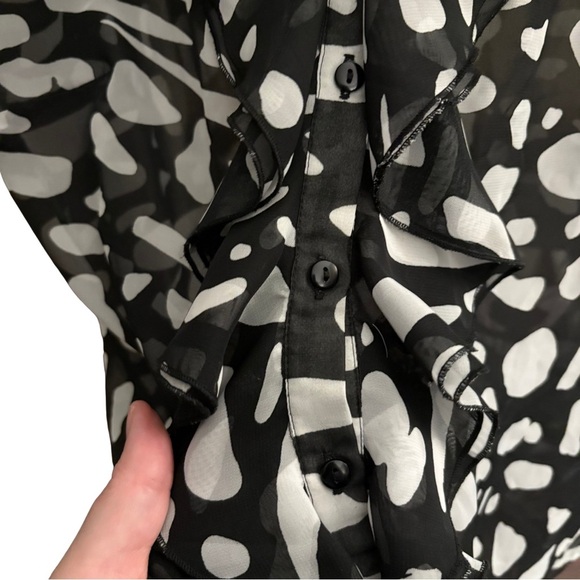 Relativity Black and White Ruffled Sleeveless Blouse - Picture 2 of 5